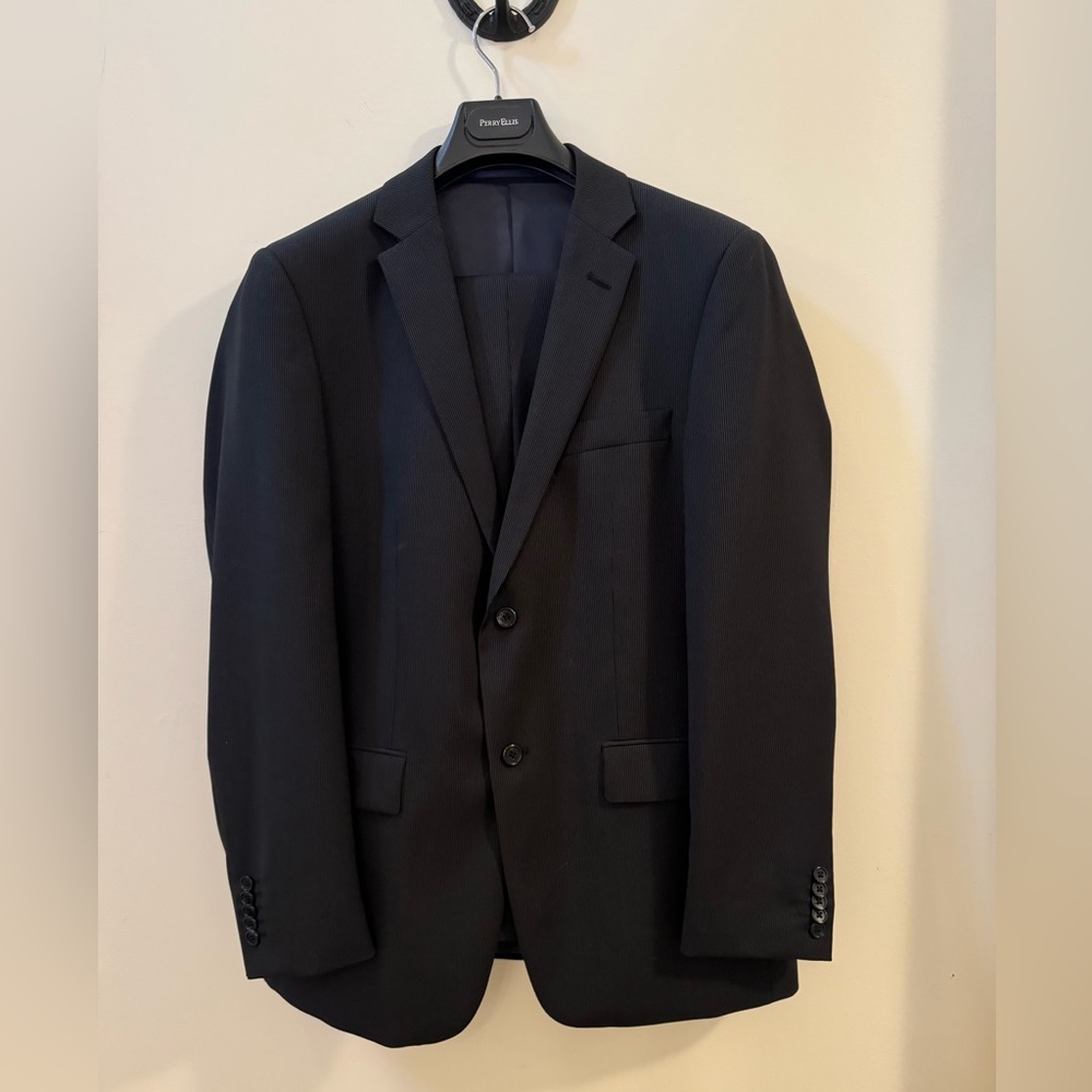 Perry Ellis Modern Slim Fit lightweight wool suit. Jacket 40R, Pants 32 waist